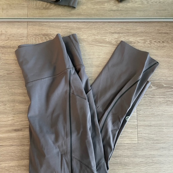 Bundle Lululemon pocket capri twist and pivot bra - Picture 4 of 8